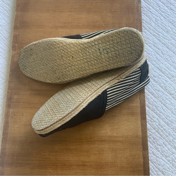 *Host pick* TOMS CLASSIC UNIVERSITY CANVAS BLACK CREAM SLIP ON/ 9.5 / UNISEX - Picture 4 of 8